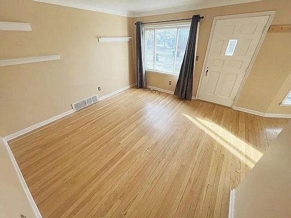 3rd image of 301 S Kenwood Ave