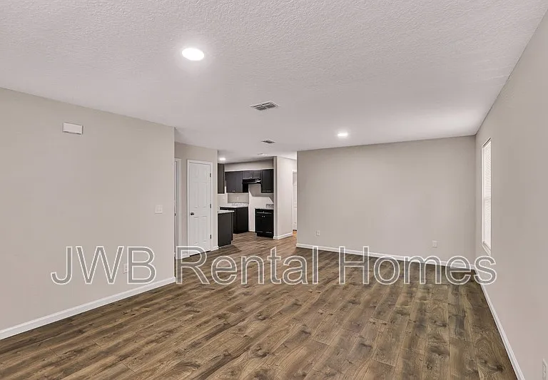 1159 W 21st St — Photo 3