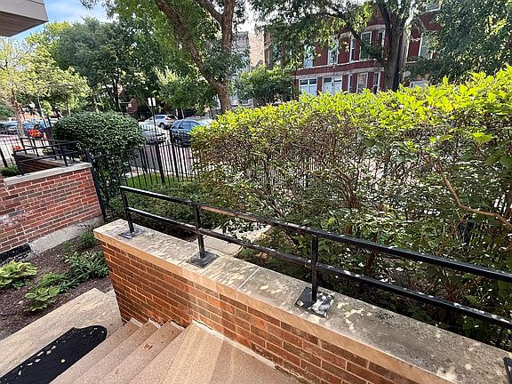 3rd image of 816 S Laflin St
