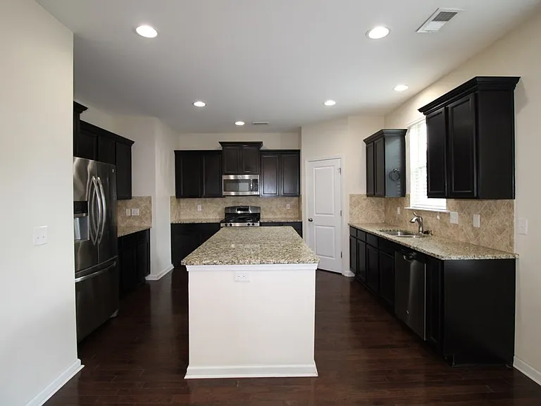 870 Cormier Dr — Photo 6