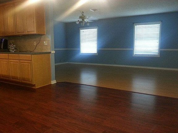 4th image of 4813 Dahlia Ln