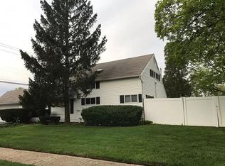 2 Horn Ln, Hicksville, NY 11801
