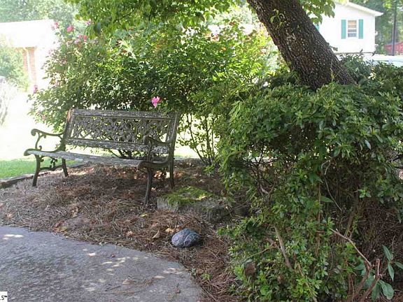 5th image of 109 Cinderella Ln