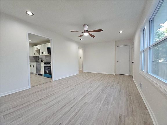 3rd image of 11120 Myrtle Ave