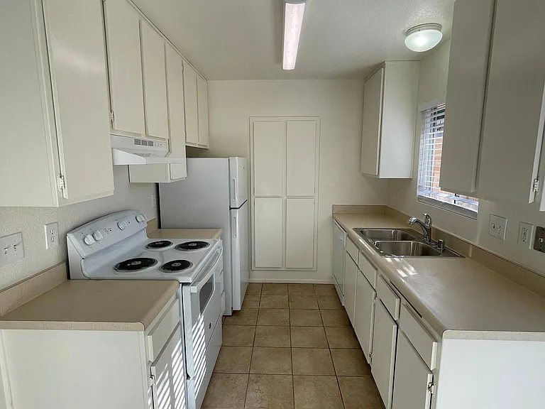 952 Pine Ave #B — Photo 6