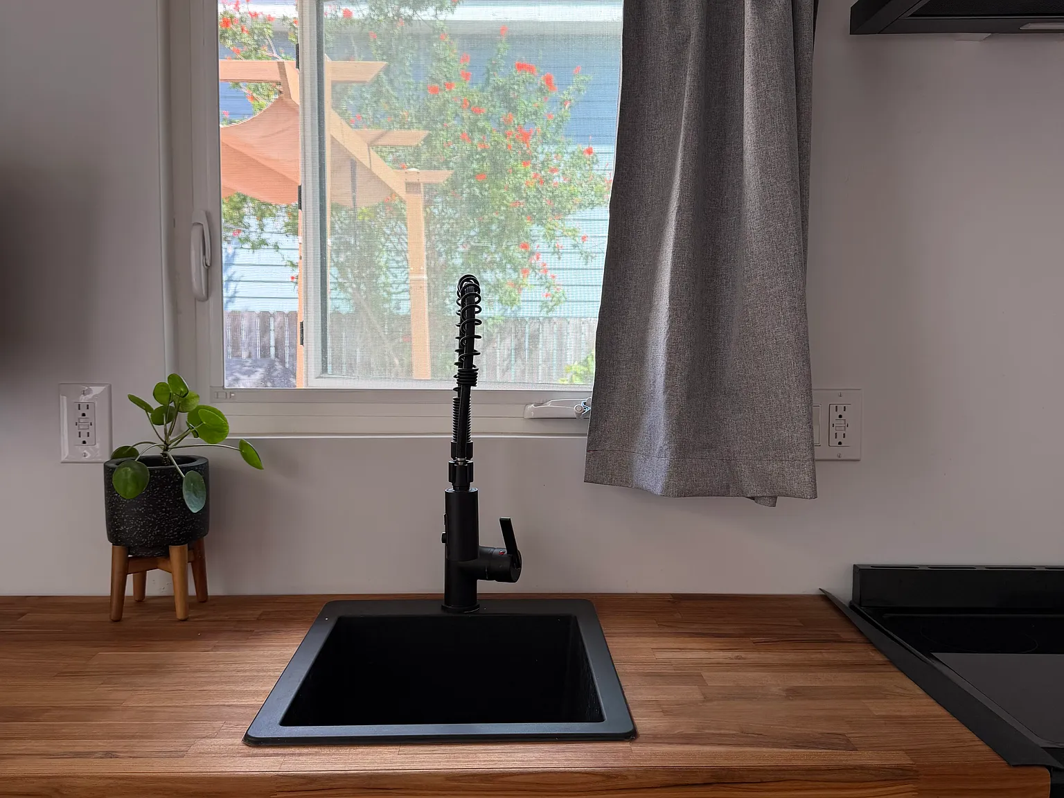 Studio, 180 sqft, $1,300 — Photo 4