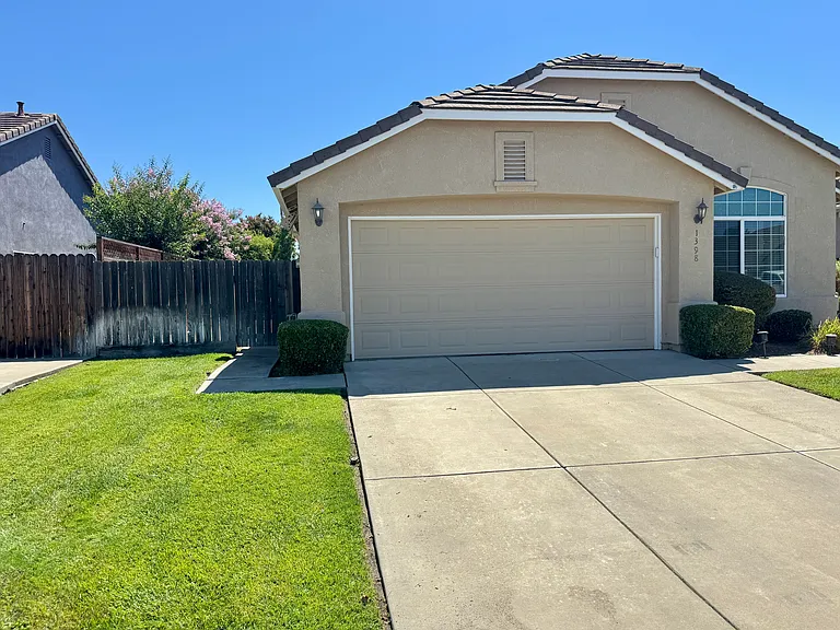 1398 Madelena Ln — Photo 2