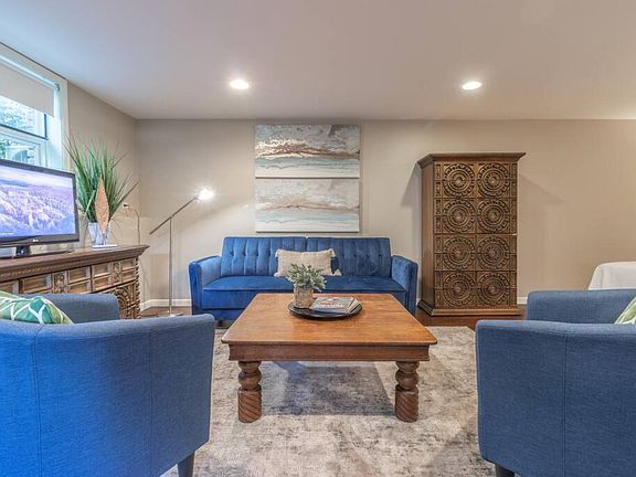 Soft, Luxurious Couch & Chairs w/ Spacious Coffee Table for Lots of Games!!