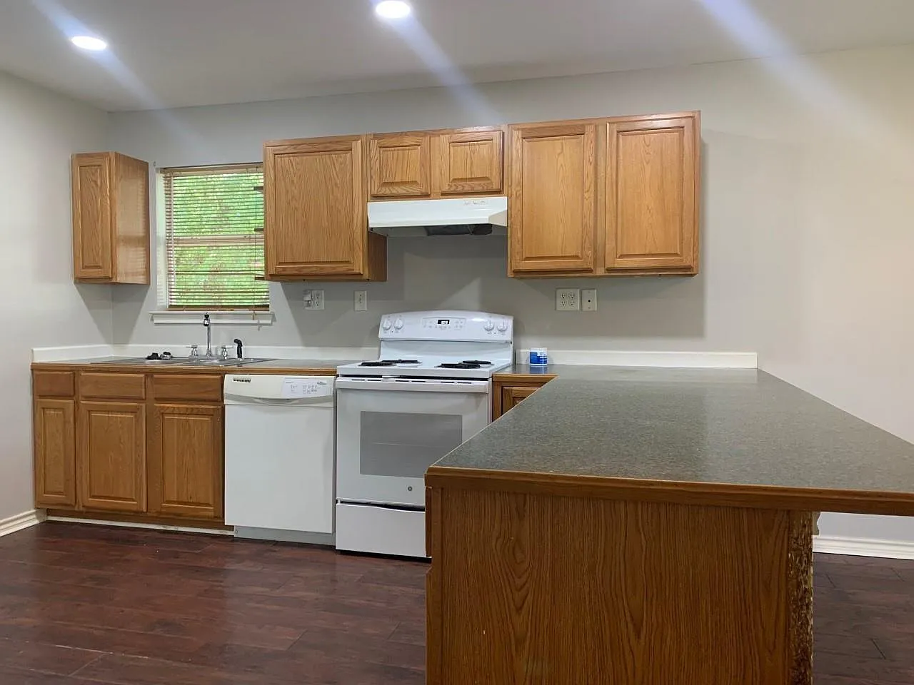 1602 W Elm St — Photo 2
