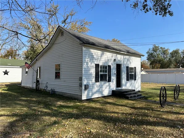 103 E North St, Oakland, IL 61943