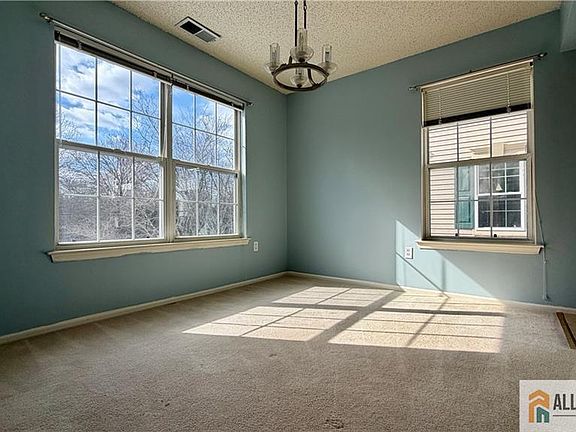 5th image of 826 Magnolia Ln