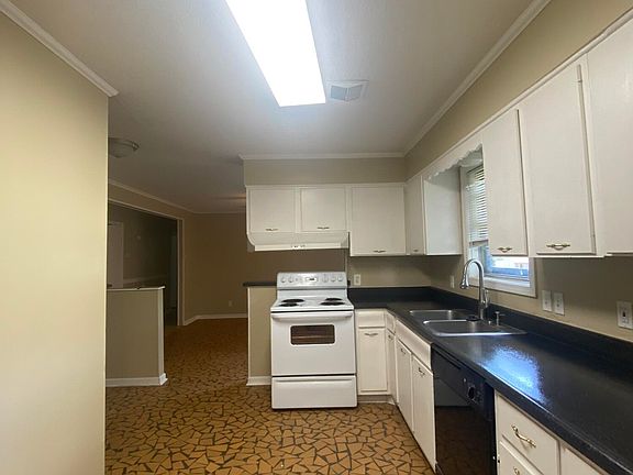 3rd image of 2273 Ashland Dr