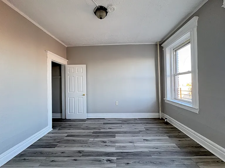 225-227 Clifton Ave #9 — Photo 4