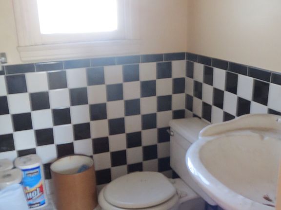 Main house tiled bathroom