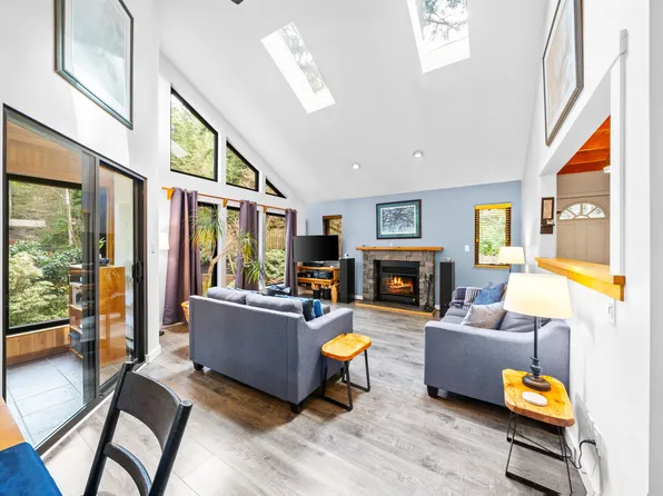 576 Cowan Rd, Bowen Island, BC V0N 1G2