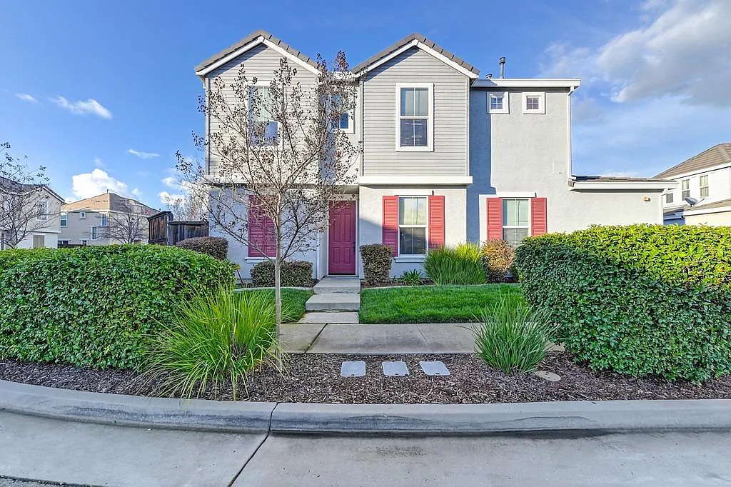 581 Navigator Dr photo 1