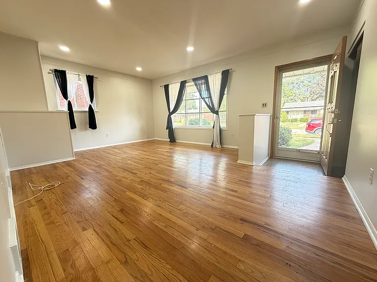 25729 Loretta Ave — Photo 2