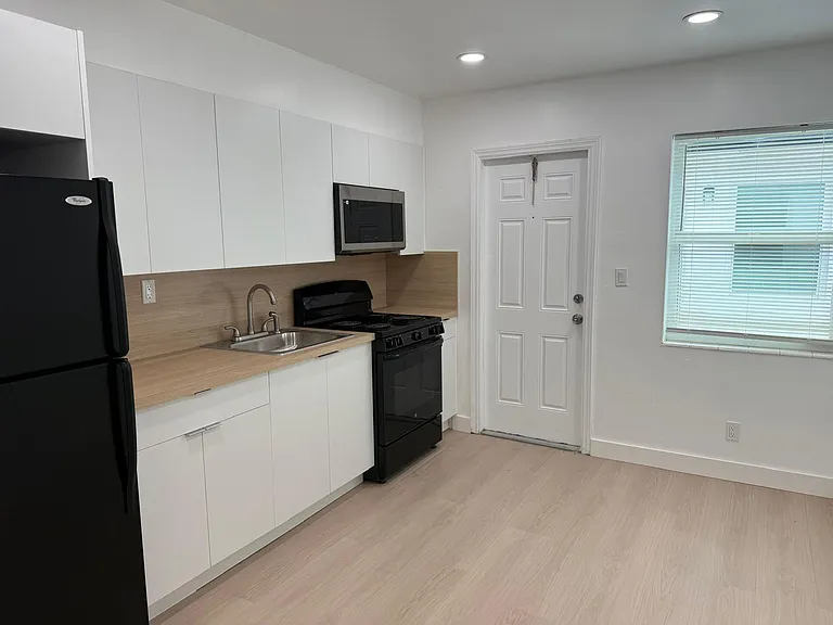 1927 Roosevelt St #8A — Photo 5