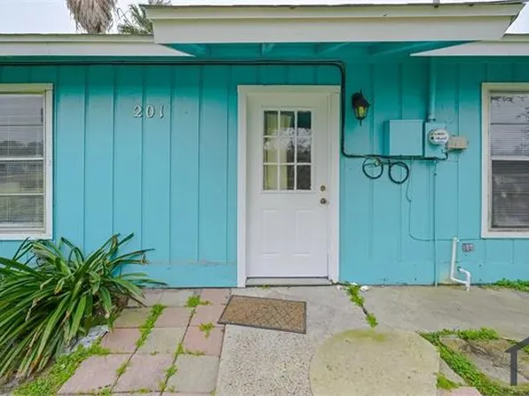 201 W 3rd St, Rockport, TX 78382