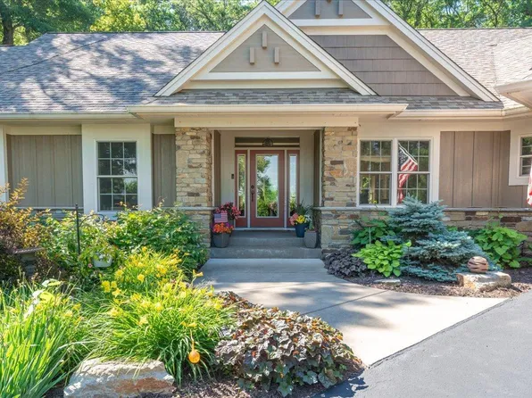 483 Meadow Ridge Ln, Hudson, WI 54016