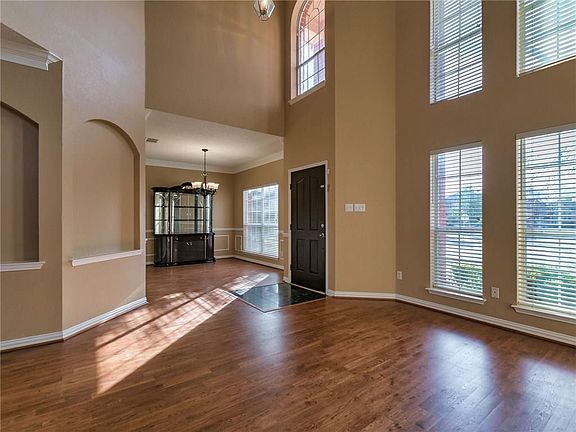 3rd image of 9301 Woodlake Dr