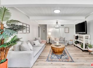 22059 Ybarra Rd, Woodland Hills, CA 91364