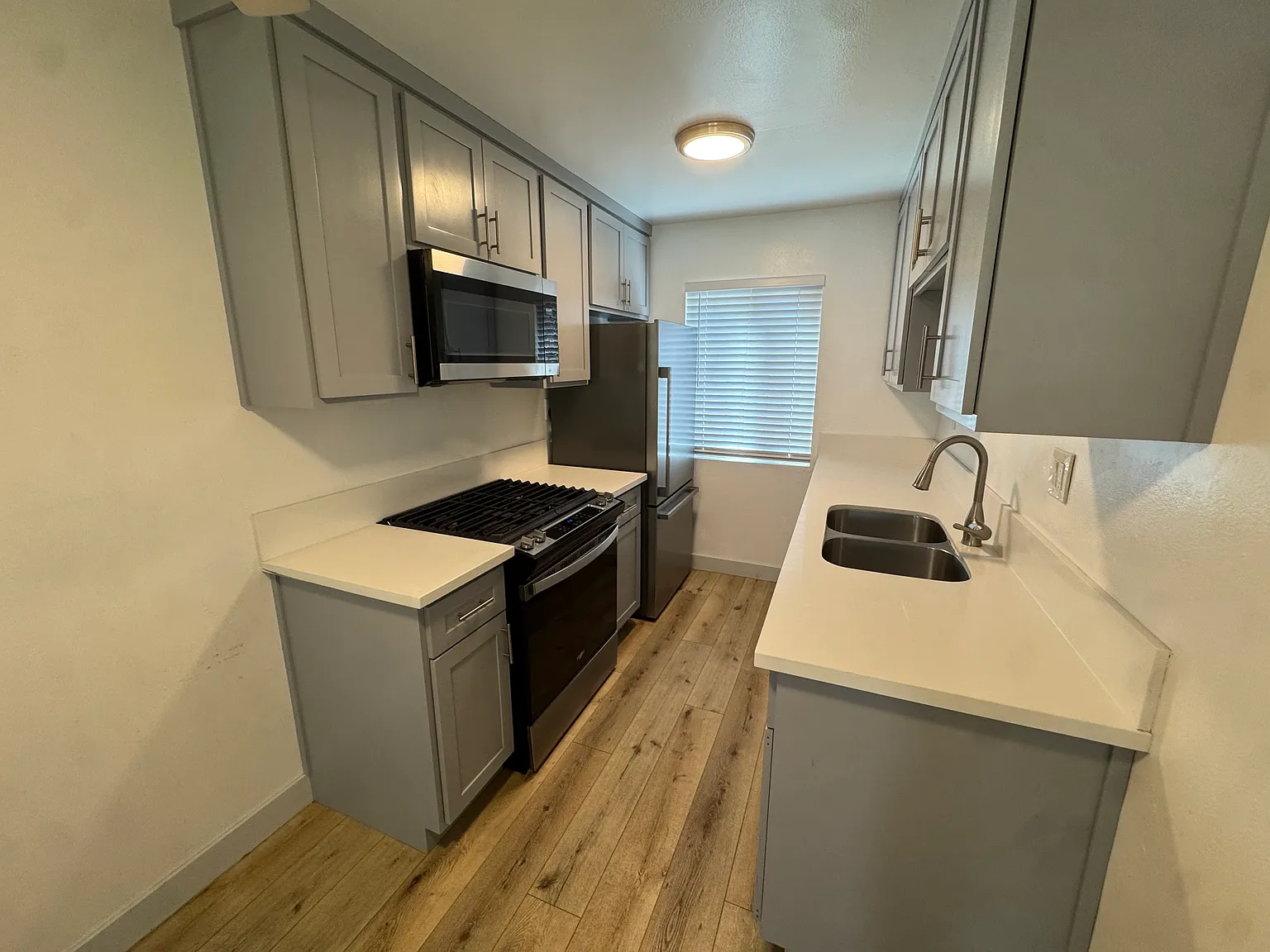 2 bed, 900 sqft, $2,575 — Photo 4