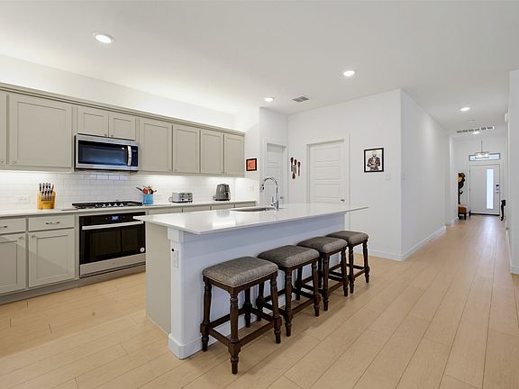 2nd image of 916 Chinati St