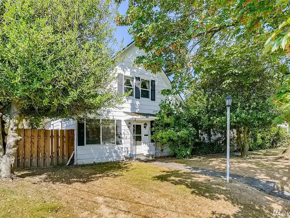 Good curb appeal in this 1908 2 story home with 2170 SF of living space. Double pane vinyl windows throughout and the home sits on a double lot. Potential for 2 homes here. Quiet street with quick  access to Pacific Ave.