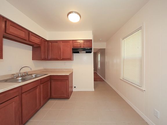 5th image of 223 E Bruce Ave