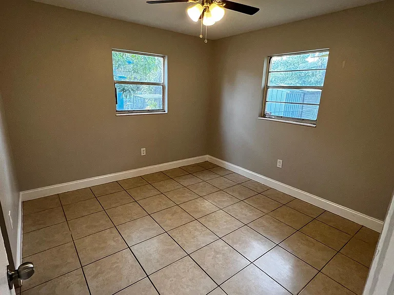 3015 Leon Ave — Photo 8