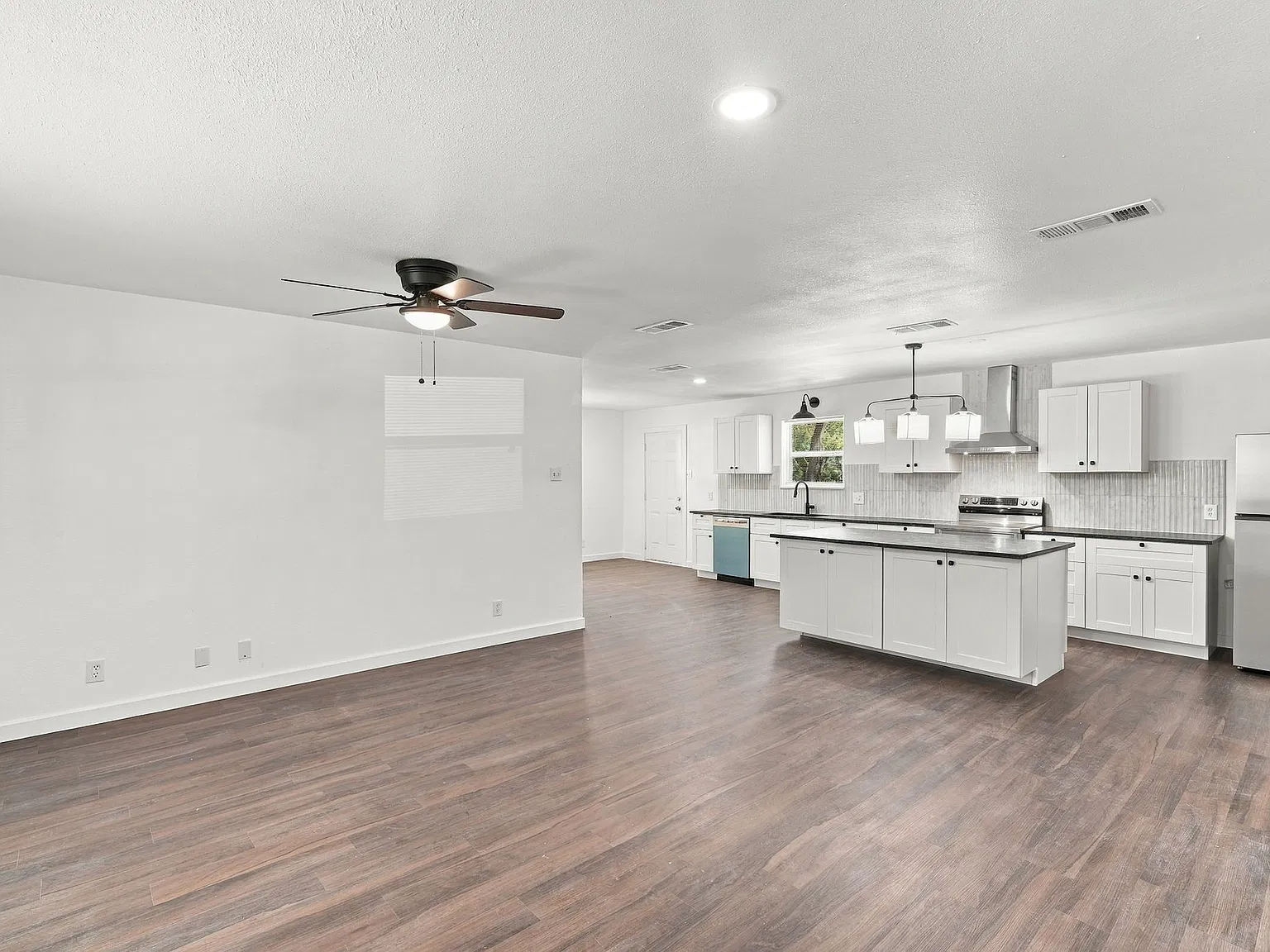 4 bed, 1341 sqft, $2,500 — Photo 2