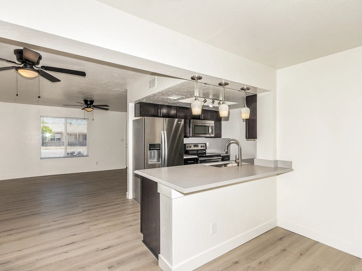 302 W Kristal Way — Photo 4