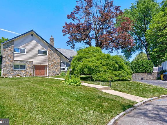 3rd image of 1011 Stanford Dr