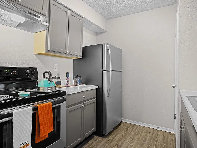 Diamond Lake Apartments — Photo 1