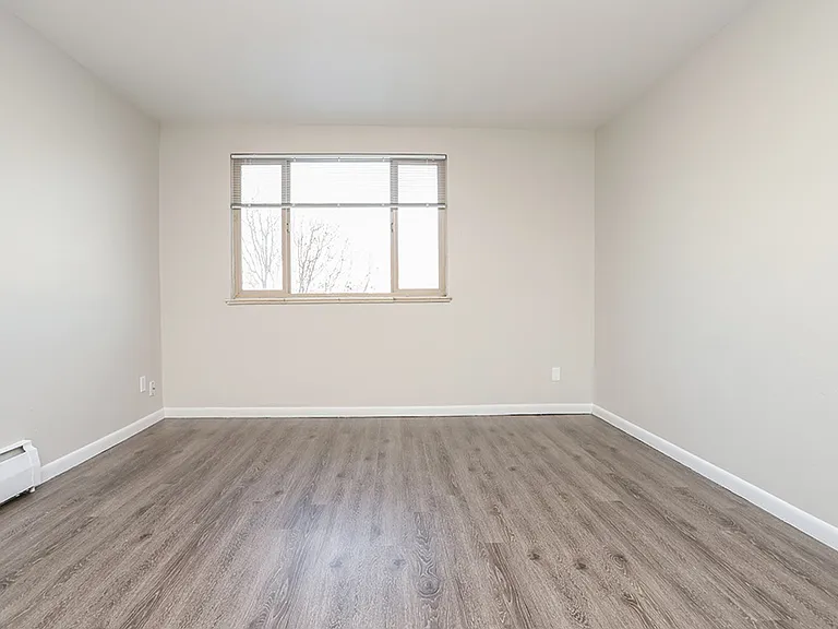 21 Logan — Photo 9