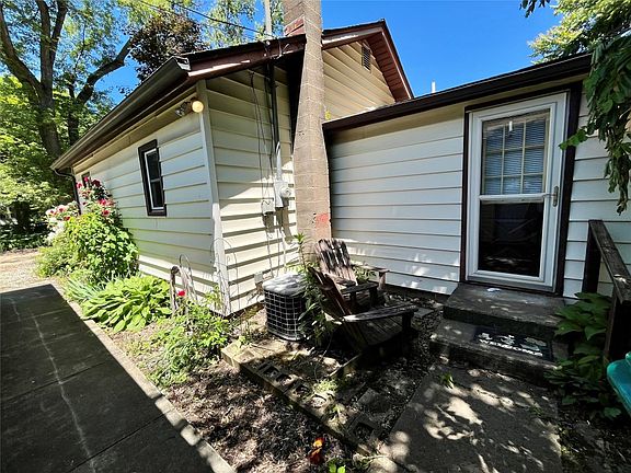 3rd image of 6547 Iroquois Ave