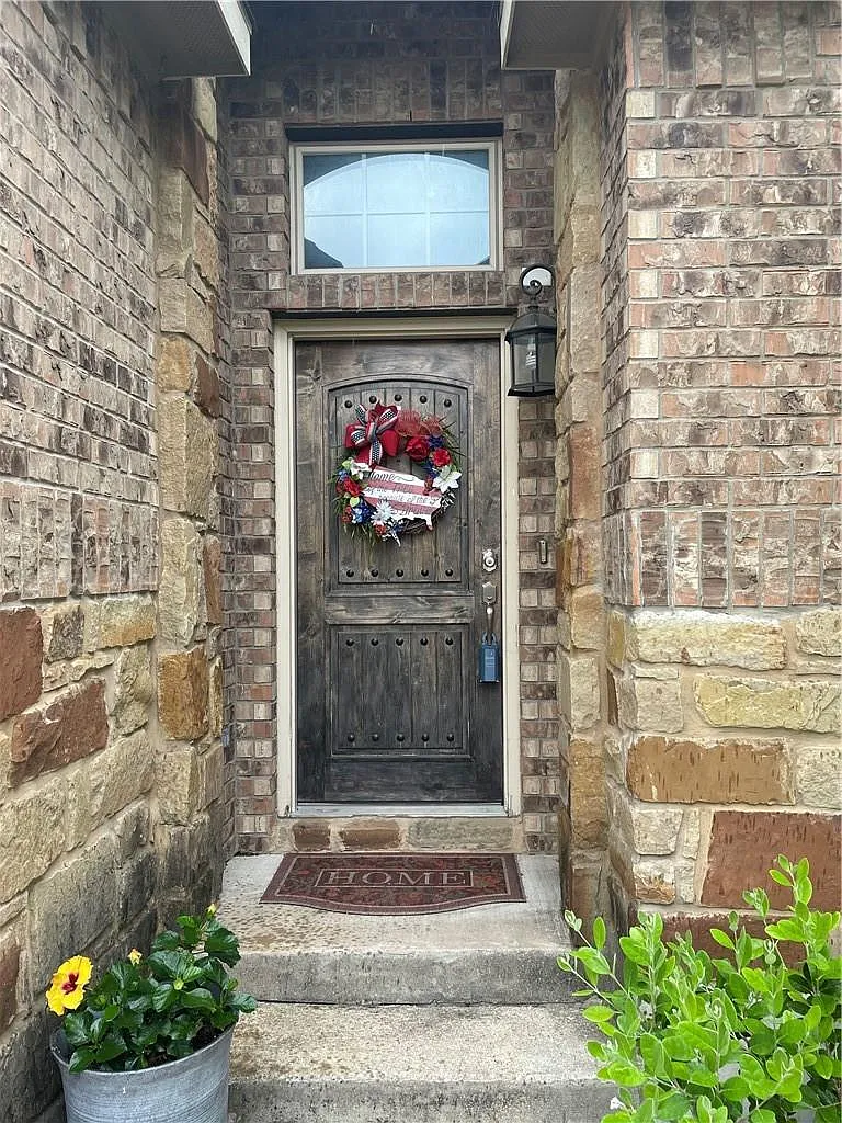 3 bed, 2.0 bath, 1723 sqft, $2,195 — Photo 3