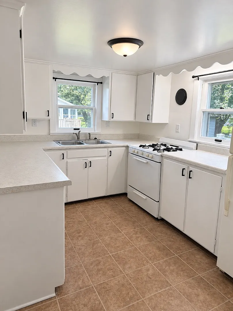 706 E Michigan Ave — Photo 2