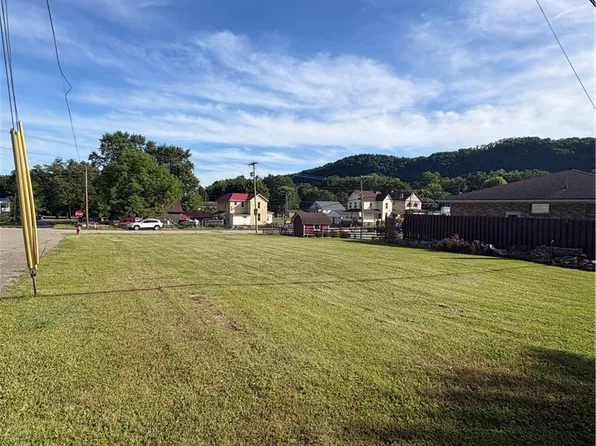 Pearl St, New Cumberland, WV 26047