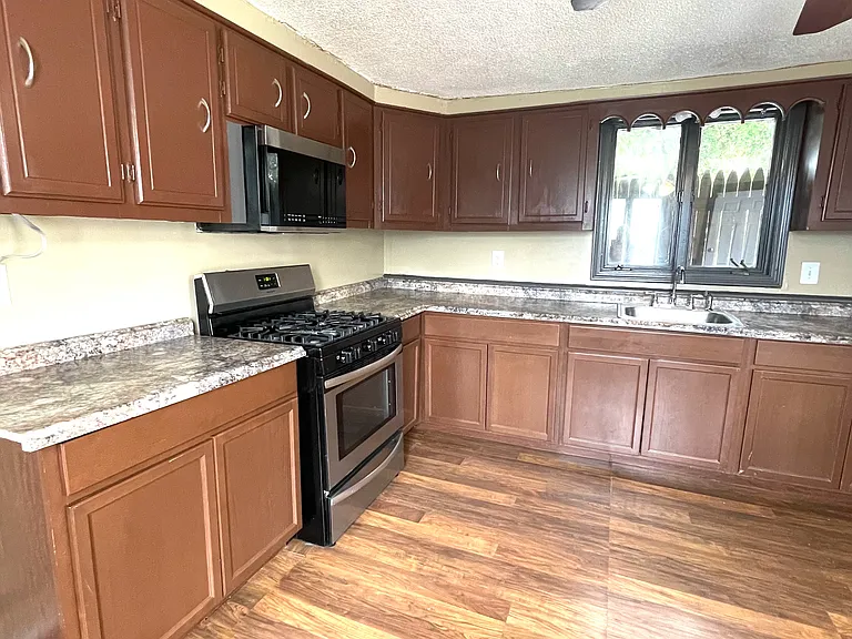 221 Middle St — Photo 6