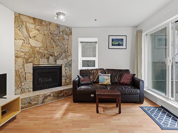 3rd image of 2295 Pandora St #101