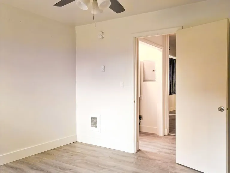 907 W A St — Photo 9