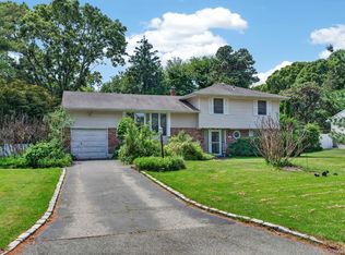 14 Mark Dr, Smithtown, NY 11787