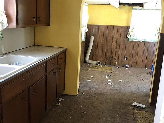 4th image of 725 S Russell Ave