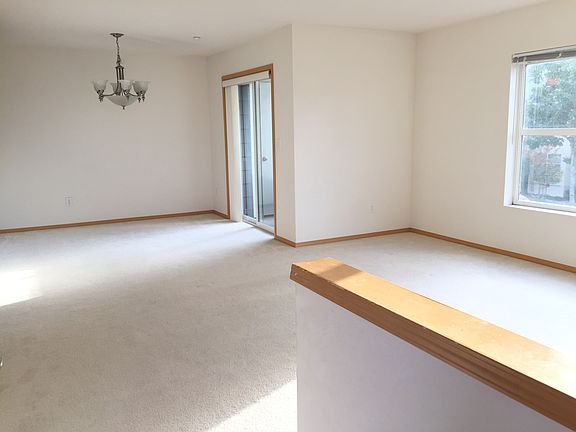 3rd image of 1696 25th Ave NE Unit 201