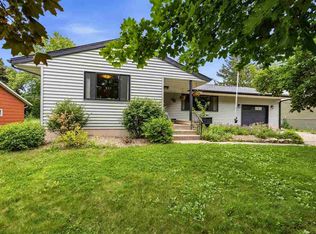 225 8th St NW, Mount Vernon, IA 52314