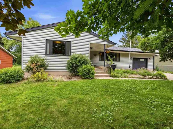 225 8th St NW, Mount Vernon, IA 52314