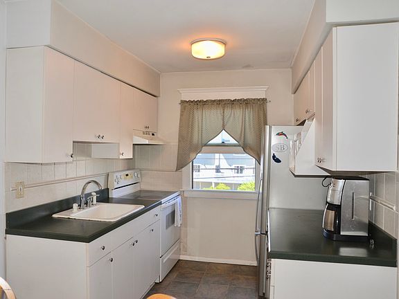4th image of 1492 Ocean Ave Unit C10
