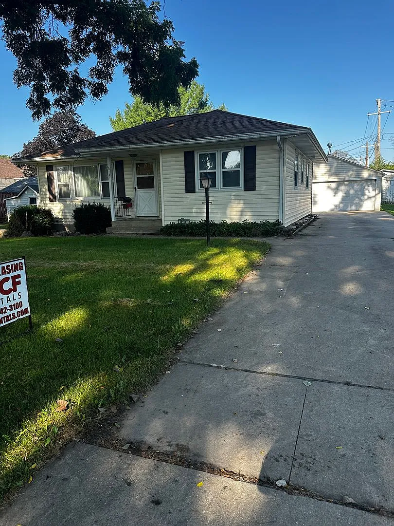 Quality 2 Bedroom 1 Bathroom Home with Garage — Photo 1